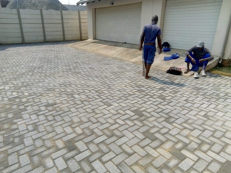 Grey bevel bond double driveway in Alberton