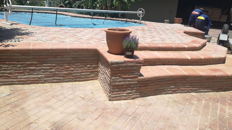 Cobble pool surround with ribbon cladding in Meyersdal